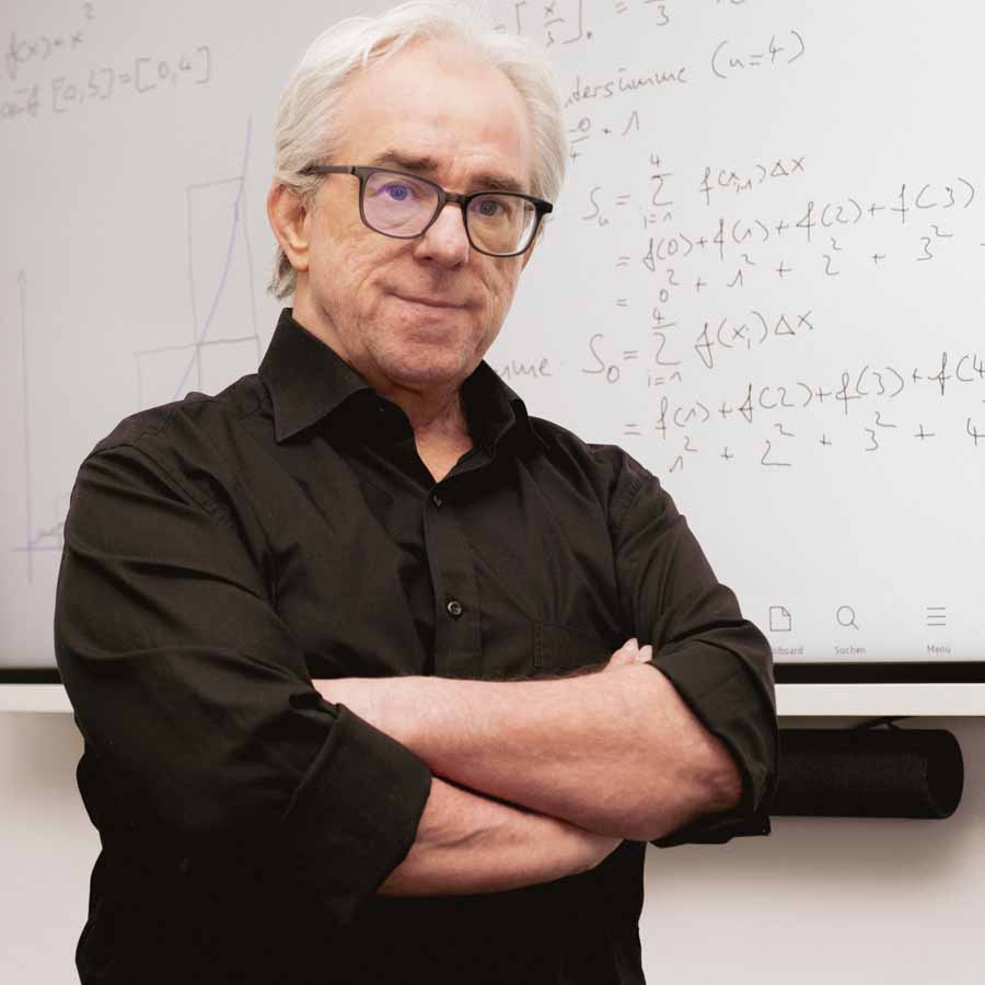 Mathematik Coach Johann Daberger vor seinem Whiteboard